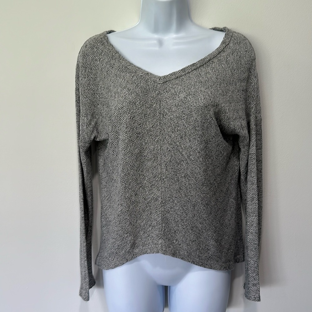 V-neck gray long sleeve shirt